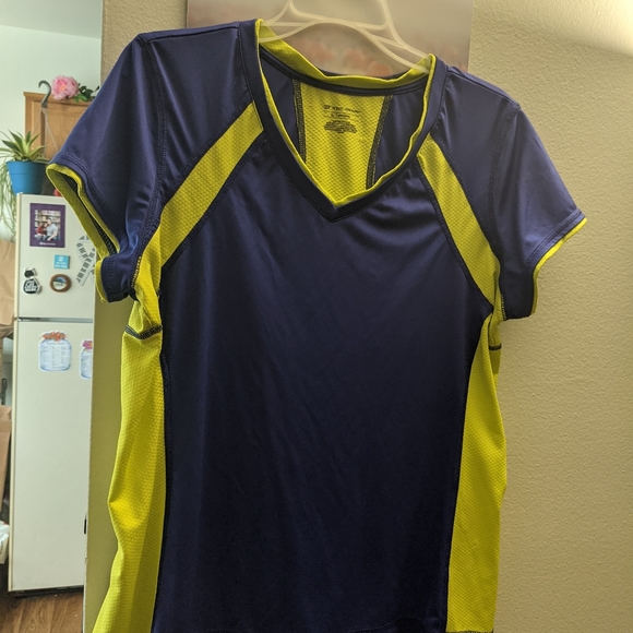 ๐ Bundle- athletic tops in great condition! ๐๐ฒ๐๏ธโโ๏ธ - Picture 6 of 12